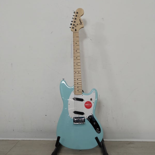 (B-Stock) Sonic Mustang MN White Pickguard Daphne Blue chitarra elettrica